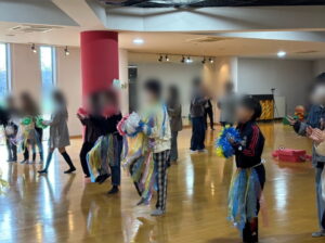 音楽療法士を目指す学生が、知的に障がいのある子どものための「リズムあそび教室」を開催