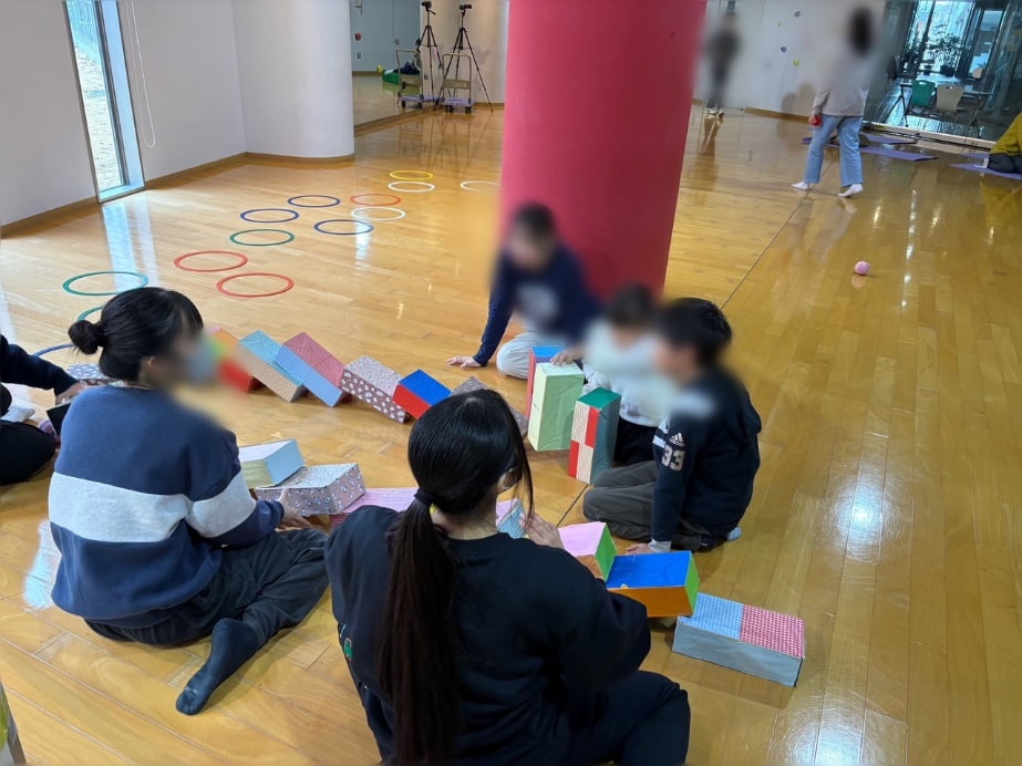 音楽療法士を目指す学生が、知的に障がいのある子どものための「リズムあそび教室」を開催