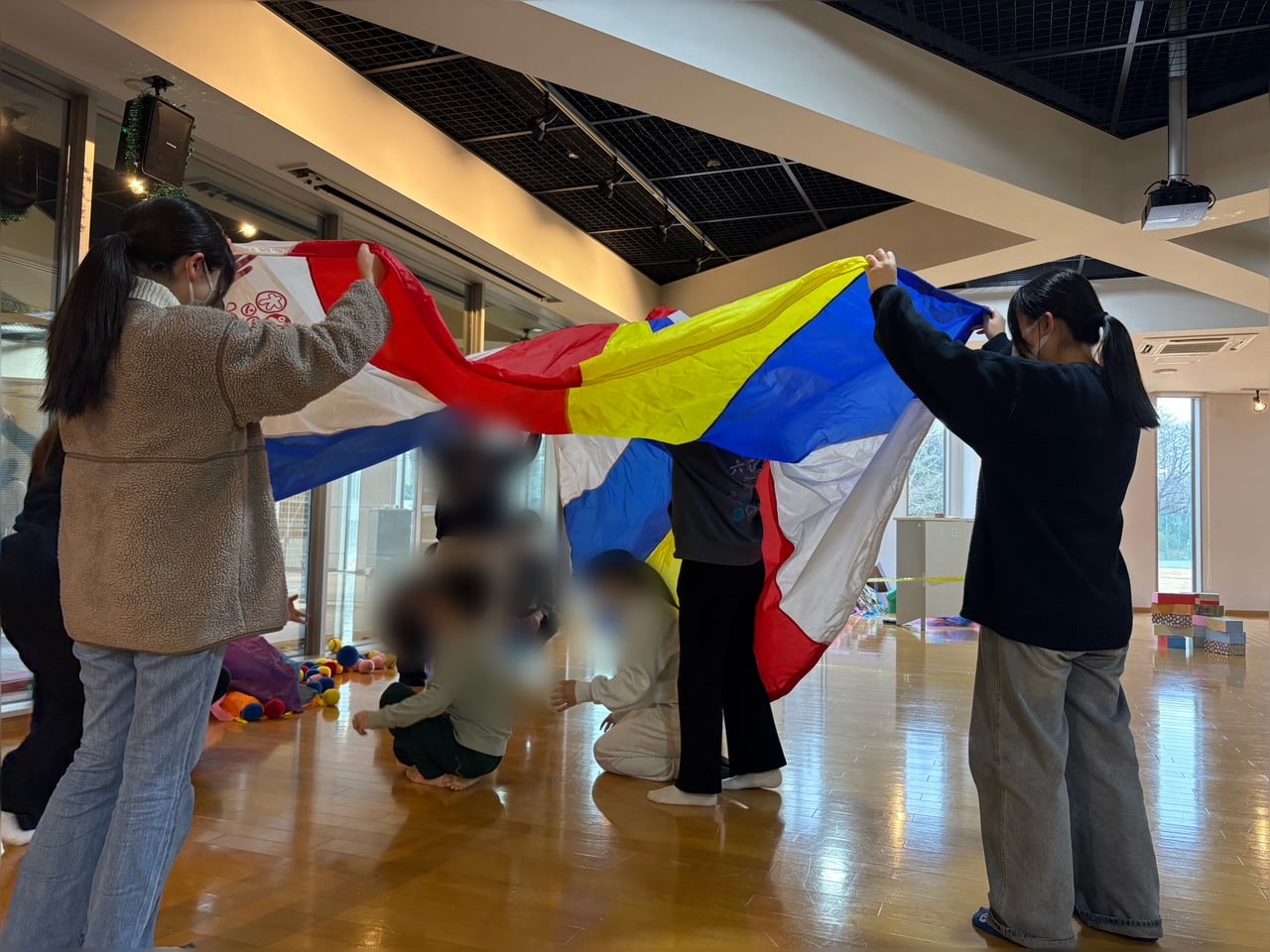 音楽療法士を目指す学生が、知的に障がいのある子どものための「リズムあそび教室」を開催